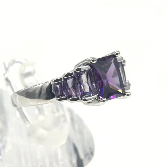 Silver Amethyst ring with baguettes on side. - Picture 4 of 4
